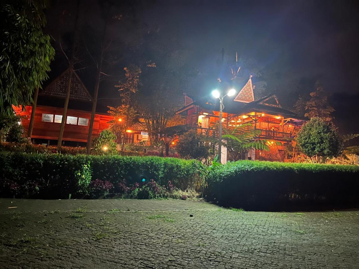 Para Para Cafe & Cottage Berastagi Exterior photo