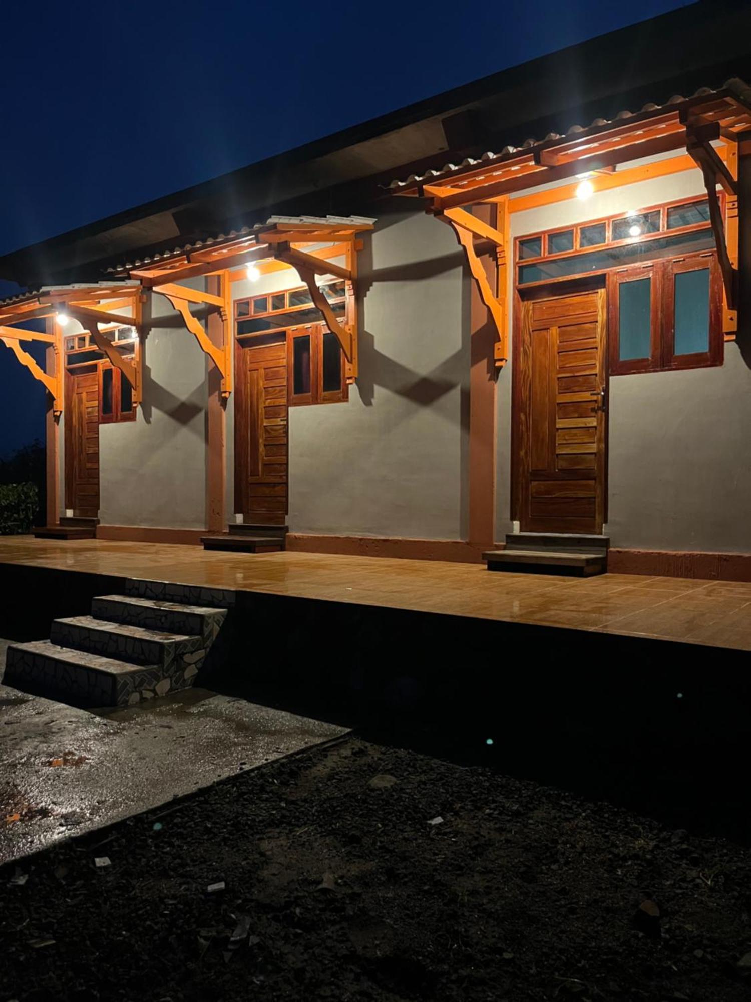 Para Para Cafe & Cottage Berastagi Exterior photo